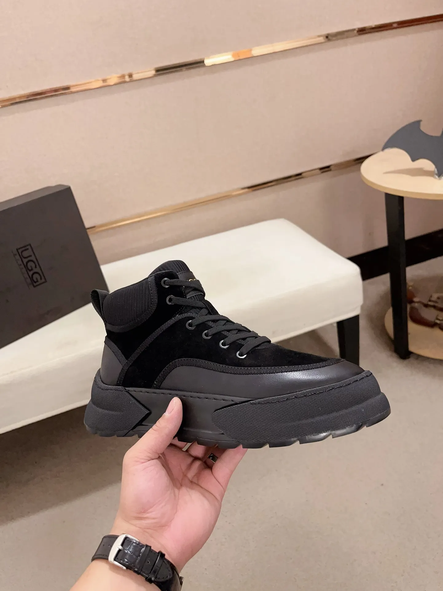 Factory Price: 380 Men's Men's Shoes💰North American Men's Shoes Ugg ☃️In the special sale of new high-quality men's shoes and snow boots in autumn and winter, the nemesis of extreme cold weather! Made of cowhide leather, merino wool lining, and original outsole, whether driving, outdoor or daily wear, there is always one that suits you! Code number 39-44